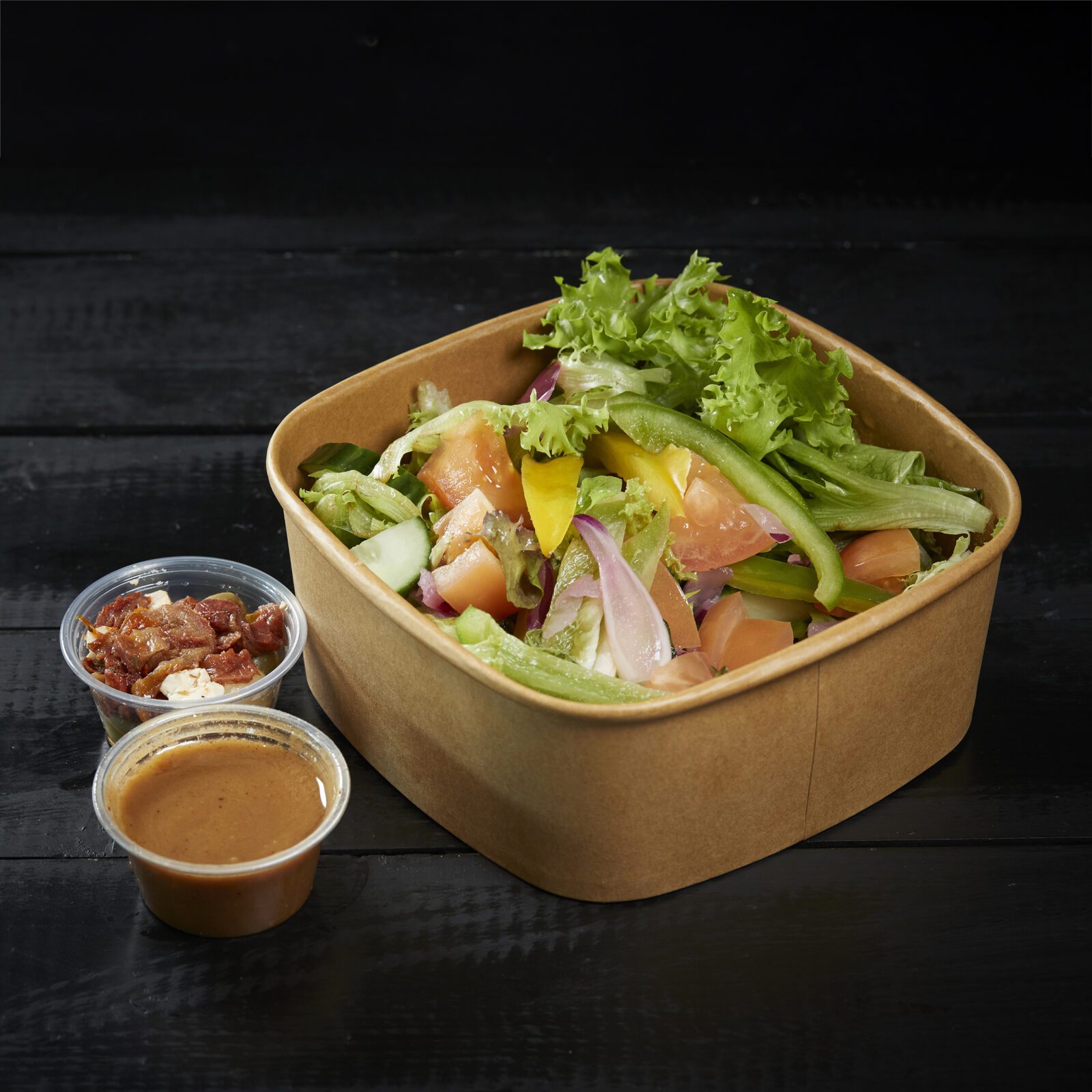 Ferskt salat með ólífu mixi og hnetudressingu (fyrir 3-4 pers)