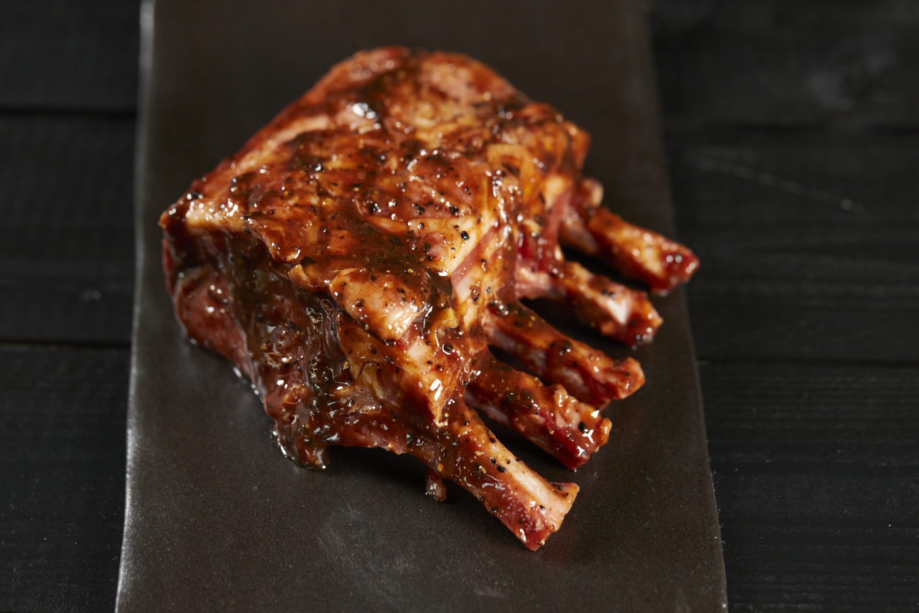 Lambakóróna í svörtum hvítlauk