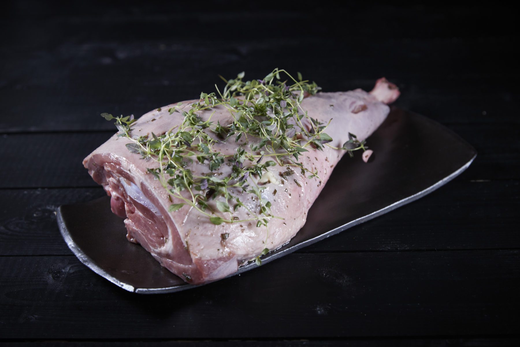 Lambalæri kryddað með ferskum kryddjurtum og hvítlauk ca. 2.2 kg.