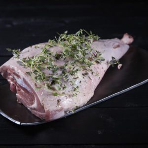 Lambalæri kryddað með ferskum kryddjurtum og hvítlauk ca. 2.2 kg.
