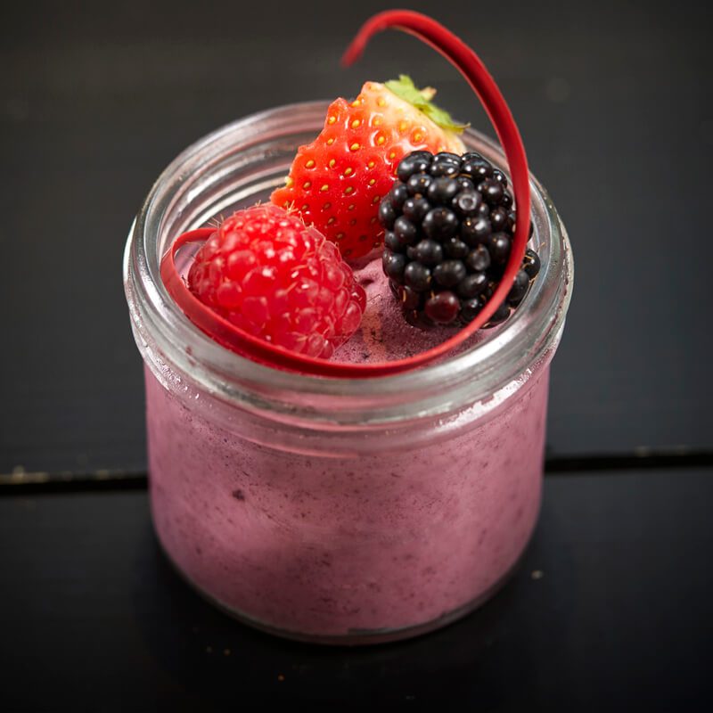 Bláberja skyr mousse með ferskum berjum