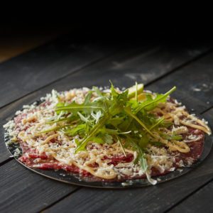 Nauta carpaccio tilbúið á bakka