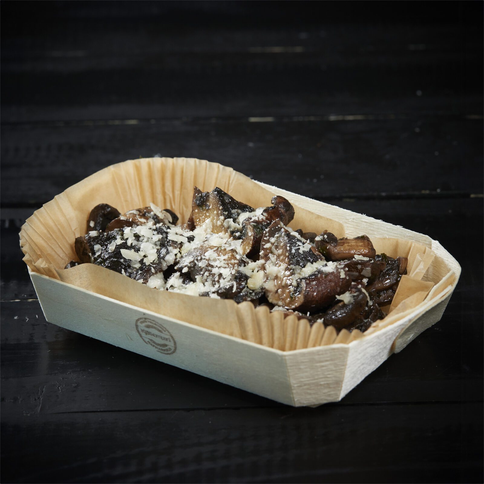 Smjörsteiktir sveppir í bakka með ferskum parmesan